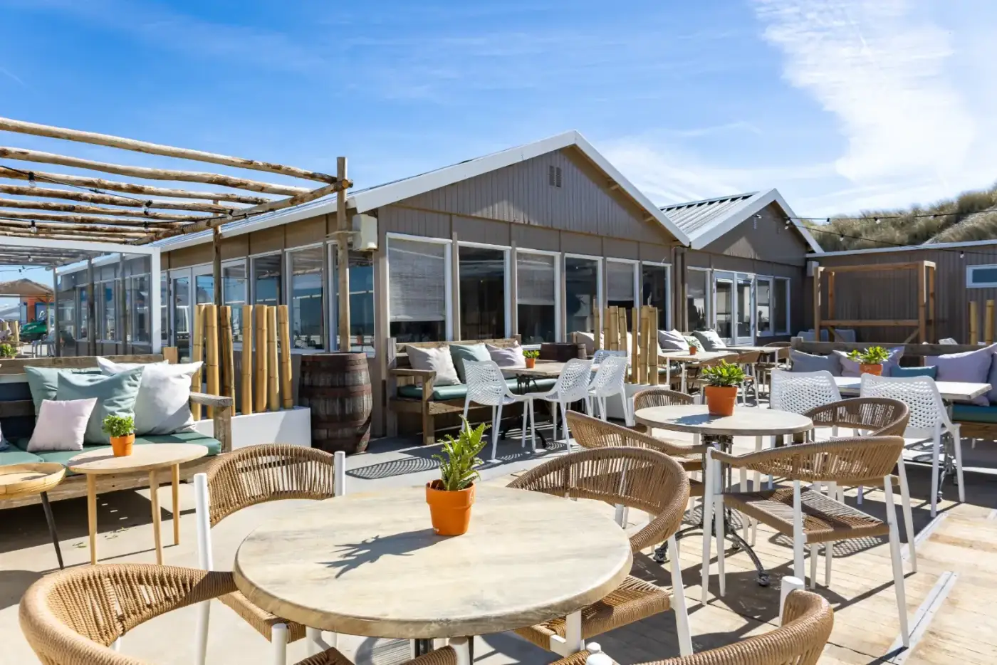 Terras van de beachclub op het strand van 's-Gravenzande