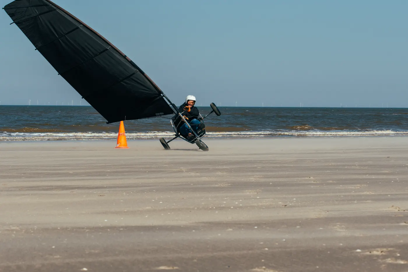Blokart op het strand van 's-Gravenzande met de Noordzee op de achtergrond