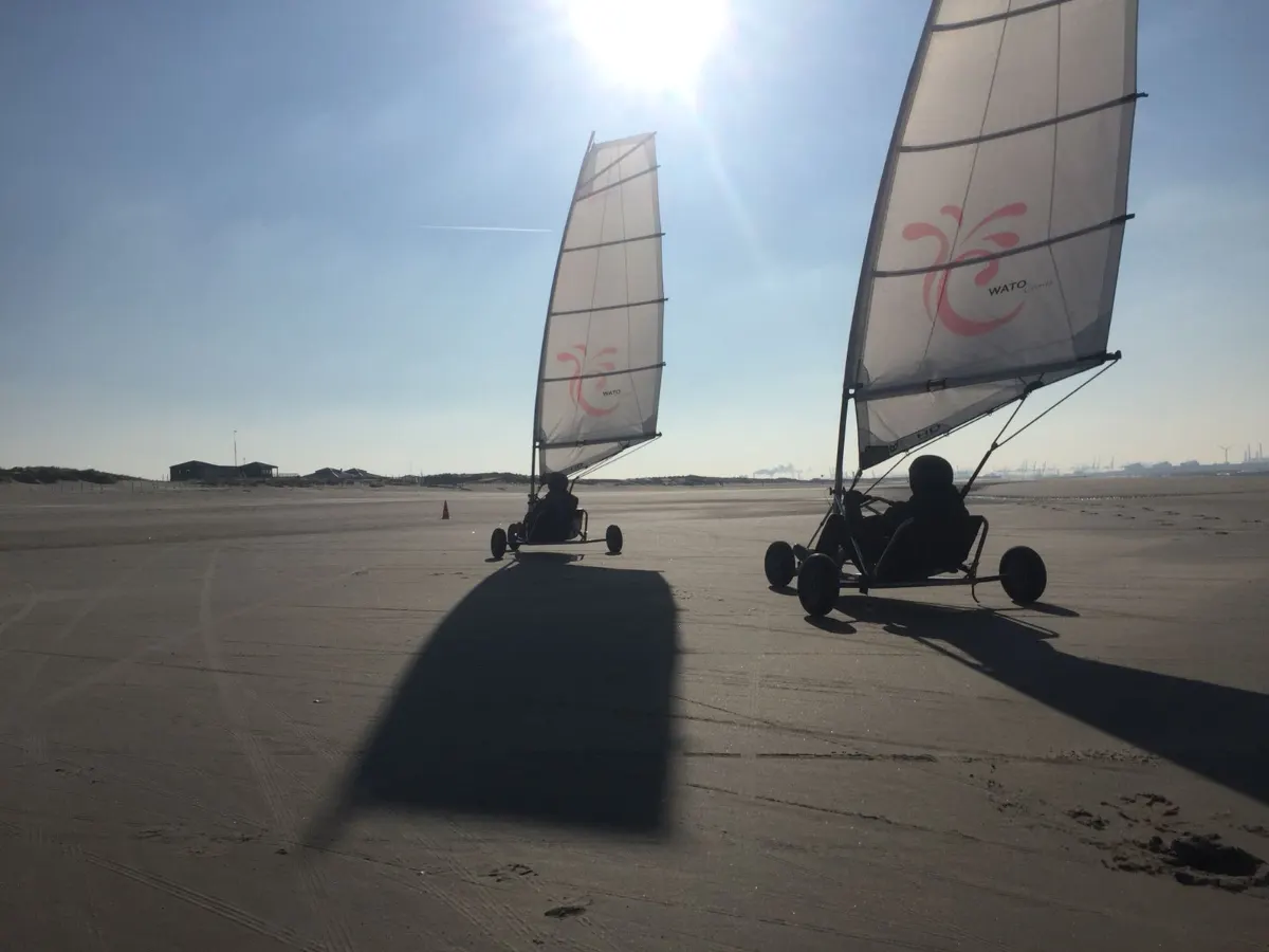 Groep blokarts in actie op het strand van 's-Gravenzande bij zonsondergang