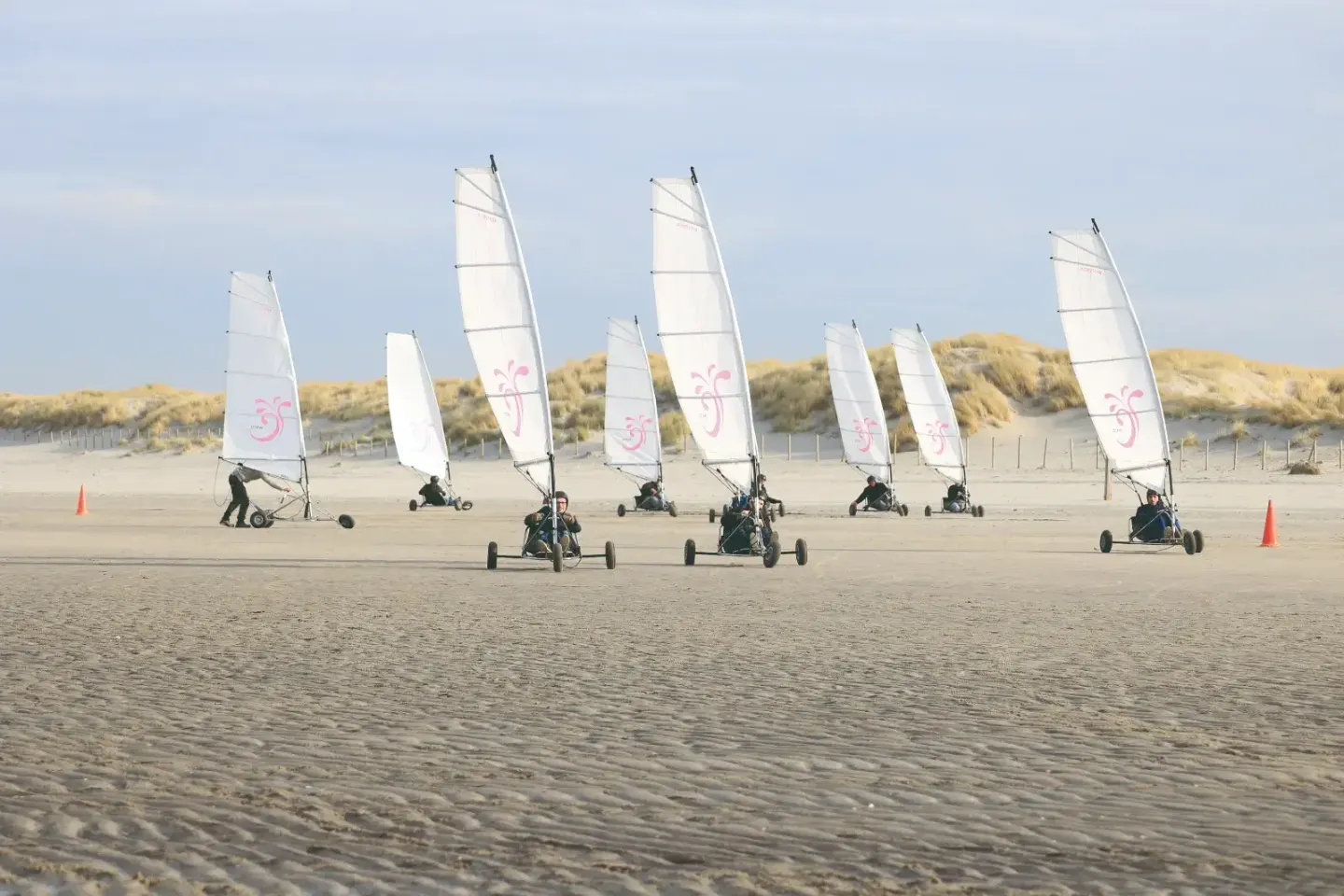 Blokarts klaargezet op het strand van 's-Gravenzande voor een groep