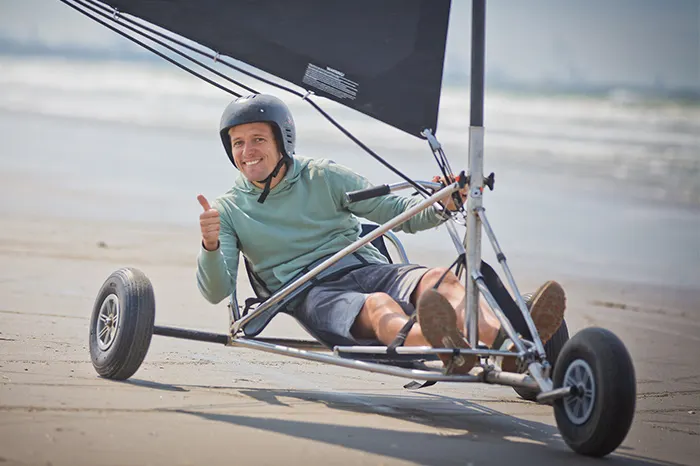 Deelnemer op een blokart op het strand van 's-Gravenzande