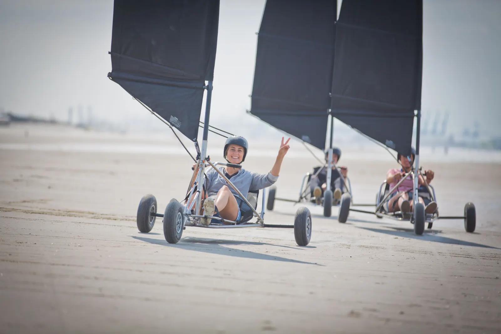 Blokarten in de winter op het strand van 's-Gravenzande